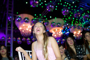 Quinceañera riendo y divertida